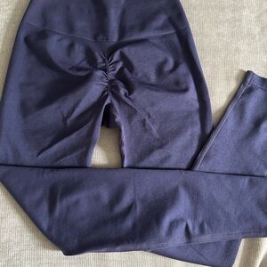 Never worn, small Yeoreo purple legging